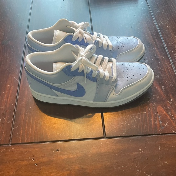 Jordan 1 Low SE - Picture 2 of 4